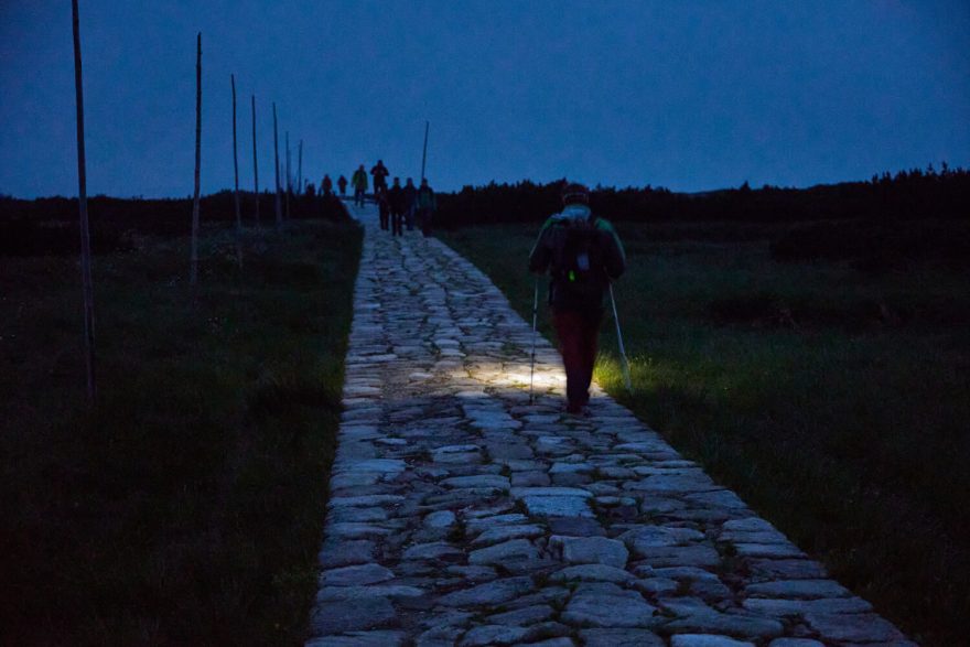 Noční výstup na Sněžku za východem slunce, Krkonoše