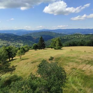 Panorama hřebene Moravskoslezských Beskyd z rozhledny na Marťáckom vrchu, Javorníky, Kysuce, Slovensko