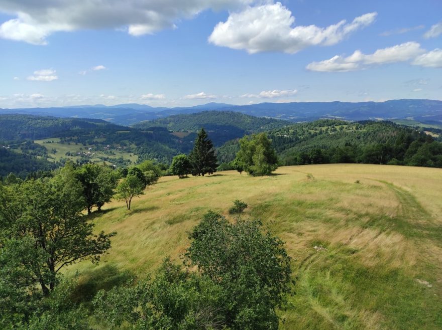 Panorama hřebene Moravskoslezských Beskyd z rozhledny na Marťáckom vrchu, Javorníky, Kysuce, Slovensko