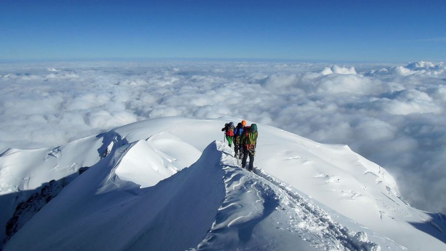 Samotný výstup na Mont Blanc normální cestou není nijak technicky náročný, největším problémem hlavních výstupových tras je nadmořská výška.