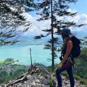 Po cestě je dost míst k odpočinku. Ferata Drachenwand Klettersteig, Salzkammergut, Solná komora, rakouské Alpy