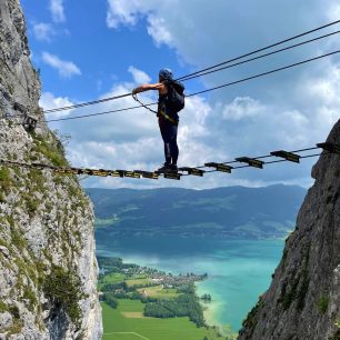 Lanový most je ikonickým místem feraty Drachenwand Klettersteig v Solné komoře. Salzkammergut, rakouské Alpy.