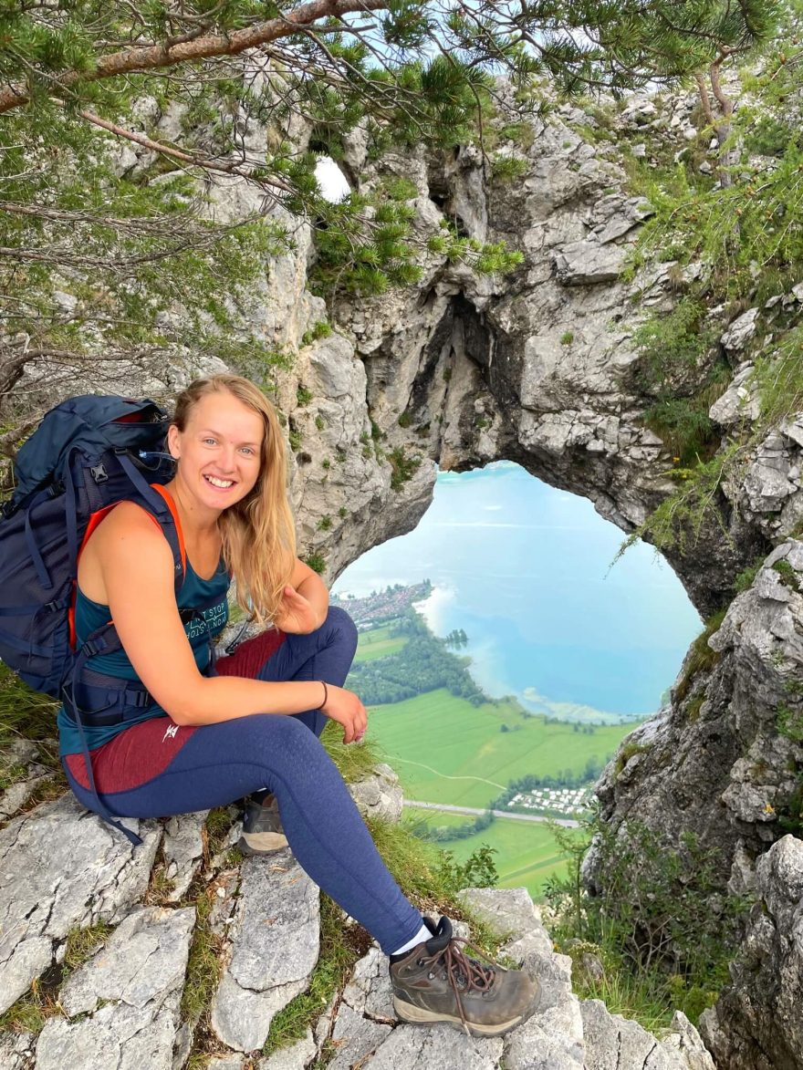 Skalní okno na feratě Drachenwand Klettersteig, Salzkammergut, Solná komora, Alpy, Rakousko.