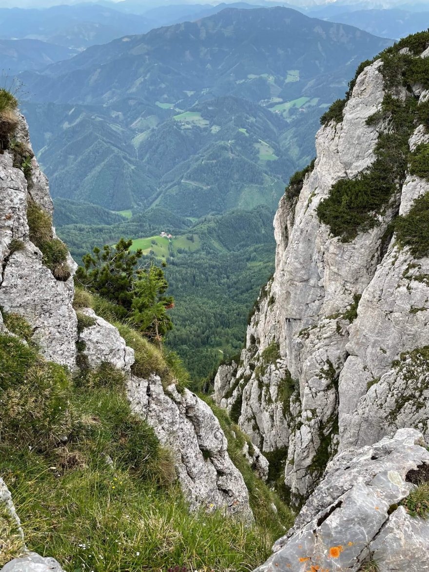 Asi 400 m dlouhá ferata Franz Scheikl Naturfreunde Klettersteig důmyslně využívá systém žlabů a skalních hřebínků a dosahuje v jediném úseku maximální technické obtížnosti C, jinak jde o celkově lehčí via ferratu.