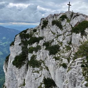 Vrcholový kříž na hoře Hochlantsch. Franz Scheikl Naturfreunde Klettersteig, rakouské Alpy.