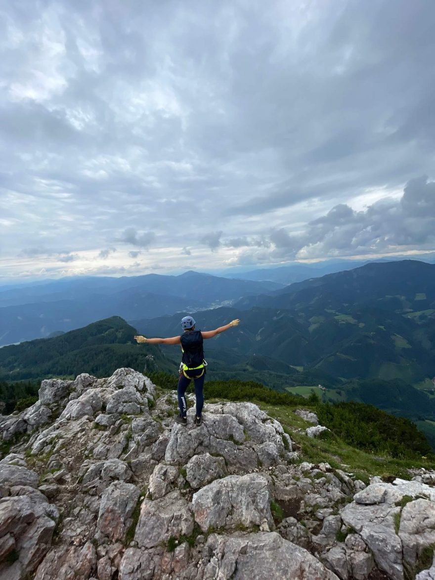 Letecké výhledy z feraty Franz Scheikl Naturfreunde Klettersteig, Hochlantsch, rakouské Alpy.