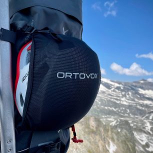 Integrovaná síťka na helmu v batohu ORTOVOX Peak 40 Dry.