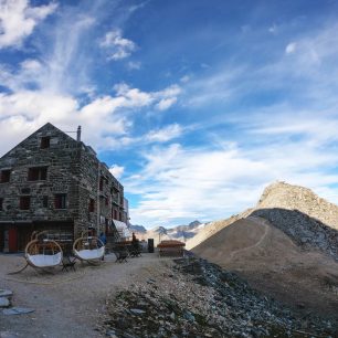 Opěrný bod trasy Britannia Hütte, Hohlaubgrat, Allalinhorn, Walliské Alpy, Švýcarsko.