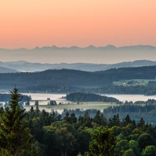 Šumava je jedním z našich nejdelších pohoří a také jedním z nejdelších úseků na Jižní stezce. První Šumavskou „tisícovkou“, na kterou Jižní stezka od východu vystoupí, je Vítkův kámen se stejnojmennou zříceninou a zároveň nejvýše položeným hradem v České republice. Z vrcholu mohutné věže se otevírá nádherný kruhový výhled, jeden z nejkrásnějších nejenom na Šumavě. Za ideální viditelnosti odtud bývají dobře vidět i alpské vrcholky.