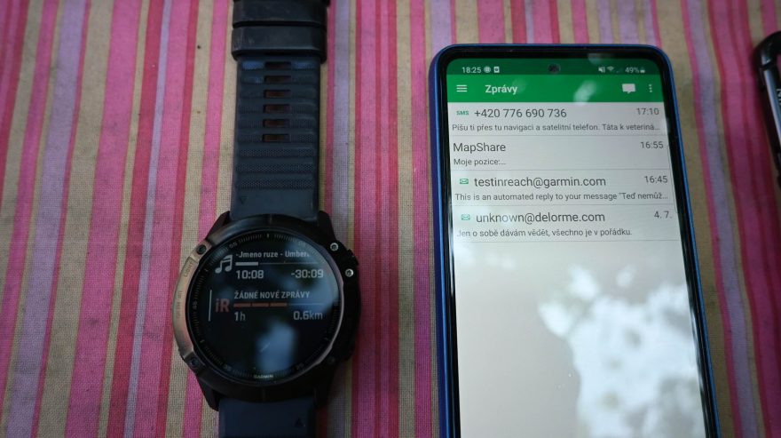 Spárované hodinky se zařízením Garmin inReach Mini
