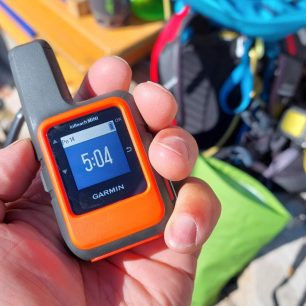 Úvodní obrazovka s velkým ukazatelem času - GARMIN inReach Mini