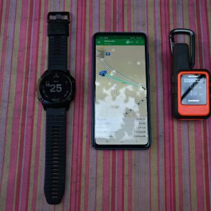 Všechno spárované dohromady - hodinky Garmin Fenix 6X PRO, mobil s aplikací Earthmate a Garmin inReach Mini