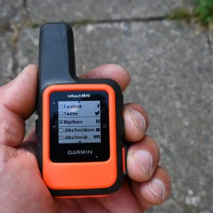 Výběr z kontaktů nebo sociálních sítí pro sdílení - Garmin inReach Mini