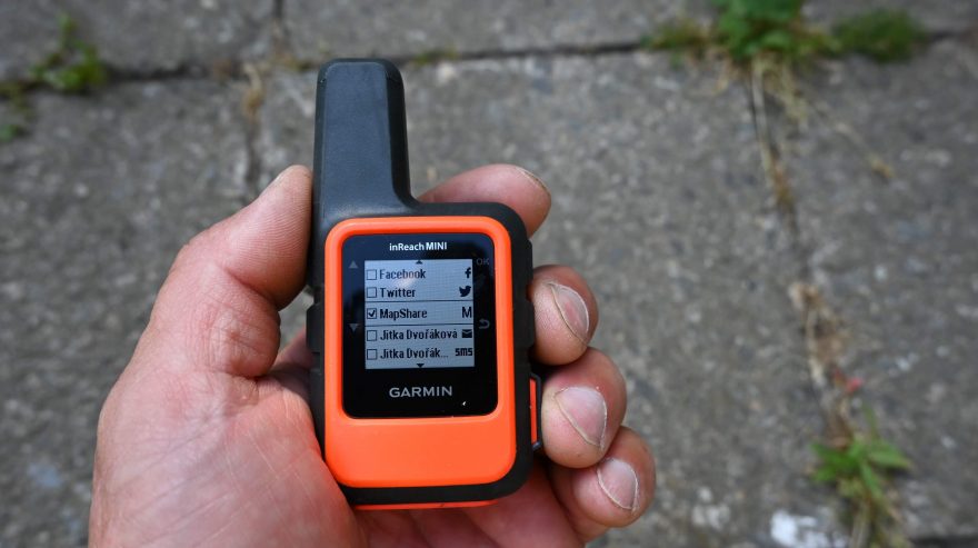 Výběr z kontaktů nebo sociálních sítí pro sdílení - Garmin inReach Mini