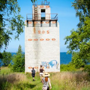 Staré rozpadající se vojenské stavby z dob hluboké totality v NP Lahemaa, Estonsko