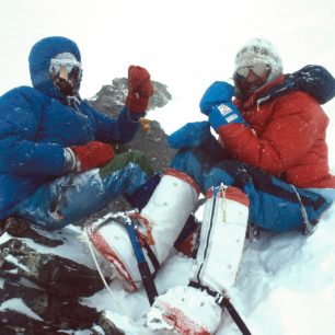 Josef Rakoncaj a Jaryk Stejskal (vlevo) na vrcholu Lhotse sShar (8383 m) - prvovýstup jižní stěnou v roce 1984, Nepál.