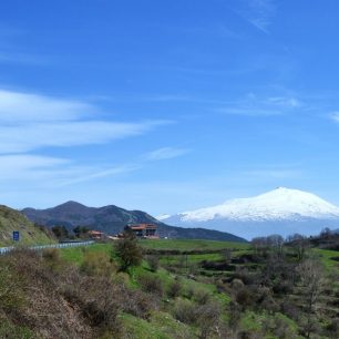 Výhledy na impozantní sopku Etna nad vesnicí Floresta, Nebrodi, Sicílie, Itálie