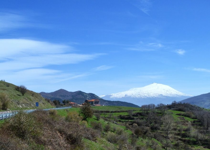 Výhledy na impozantní sopku Etna nad vesnicí Floresta, Nebrodi, Sicílie, Itálie