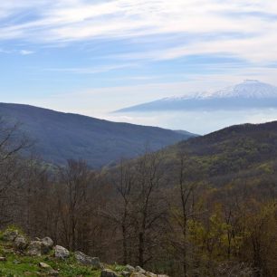 Výhledy na impozantní sopku Etna nad vesnicí Floresta, Nebrodi, Sicílie, Itálie