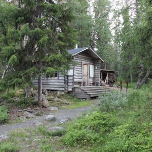 Na stezce se dá spát na tábořišti či v dřevěných srubech. Karhunkierros, Oulanka, Finsko