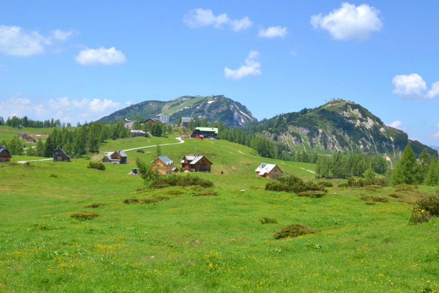 Na zvlněných travnatých pláních jsou roztroušené horské chaty a chalupy, pasou se tu krávy a kochat se dá nádhernými výhledy. Tauplitzalm, Totes gebirge, rakouské Alpy