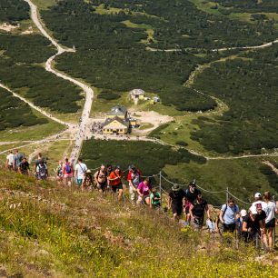 Přelidněné hory, davy turistů, Sněžka, Krkonoše. Foto archiv KRNAP