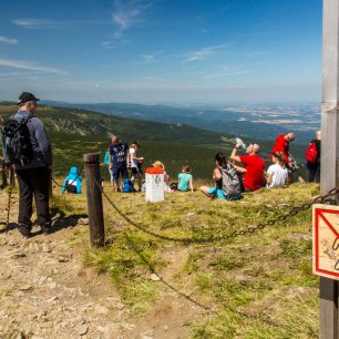 Přelidněné hory, davy turistů, Sněžka, Krkonoše. Foto archiv KRNAP