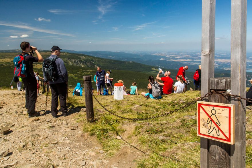 Přelidněné hory, davy turistů, Sněžka, Krkonoše. Foto archiv KRNAP