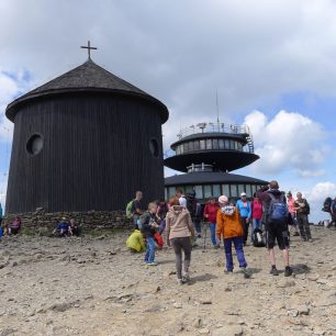 Přelidněné hory, davy turistů, Sněžka, Krkonoše.