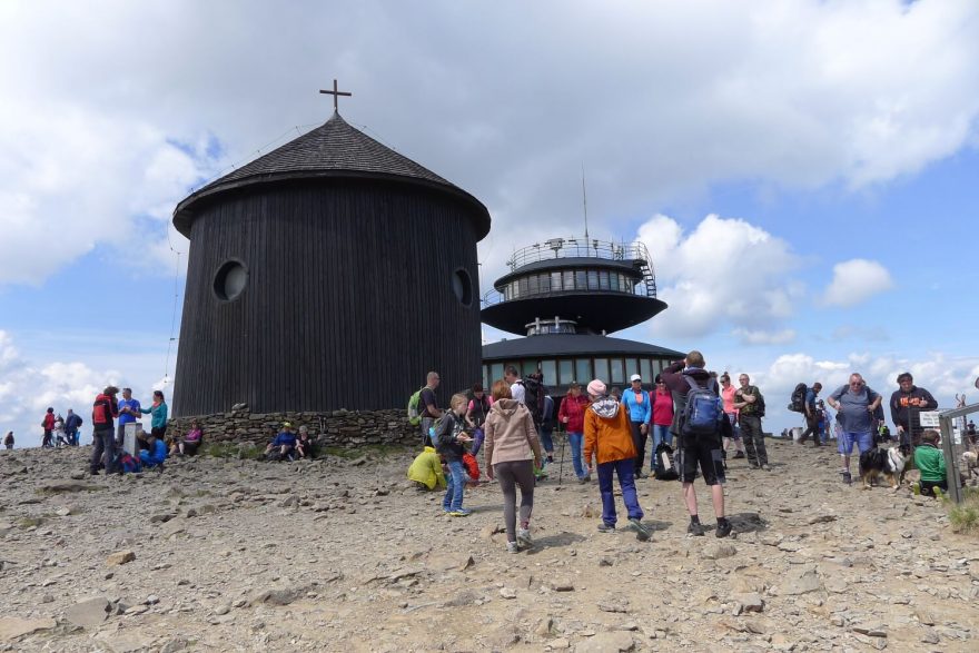 Přelidněné hory, davy turistů, Sněžka, Krkonoše.