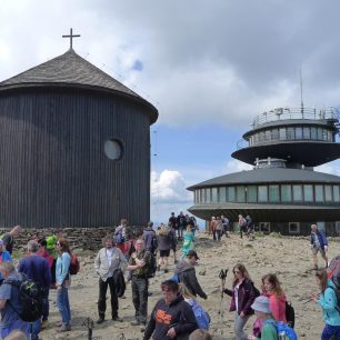 Přelidněné hory, davy turistů, Sněžka, Krkonoše.