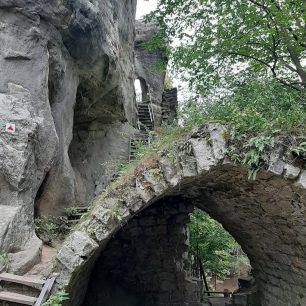 Jiráskovy skály okruh na zříceninu hradu Skály.