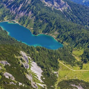 Letecké pohledy na jezero Steiersee z vrcholu Traweng, Gamsblick klettersteig, Tauplitzalm, Totes gebirge