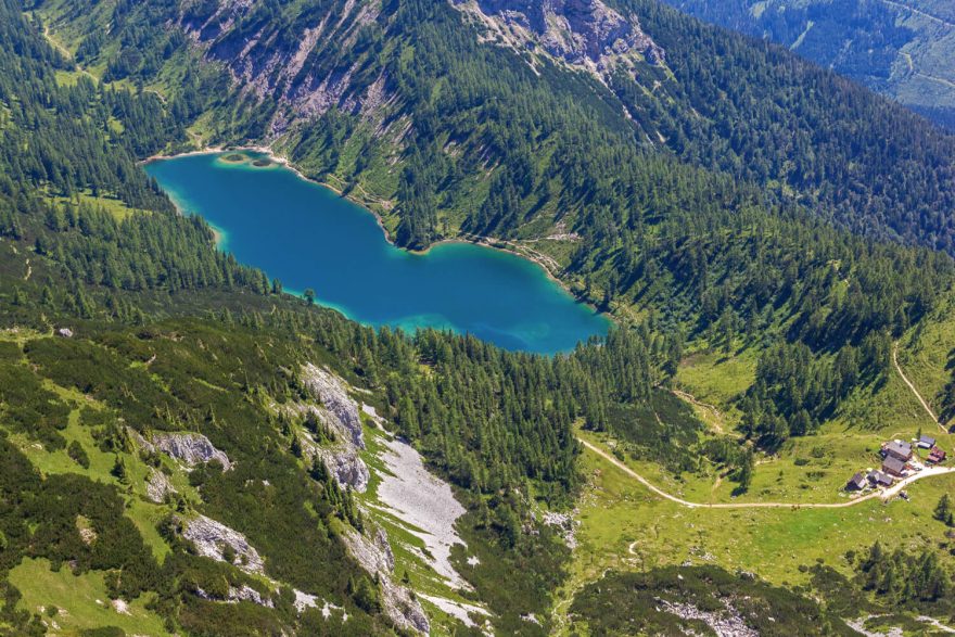 Letecké pohledy na jezero Steiersee z vrcholu Traweng, Gamsblick klettersteig, Tauplitzalm, Totes gebirge