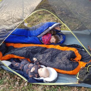 Na trhu najdete široké spektrum outdoorového vybavení pro děti – od samonafukovacích karimatek přes spacáky (včetně tzv. rostoucích spacáků) až po různé typy funkčního oblečení a batohů.