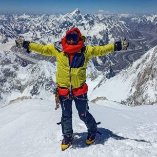 Karolína Grohová na vrcholu Gashebrum II, Karakoram, Pákistán.