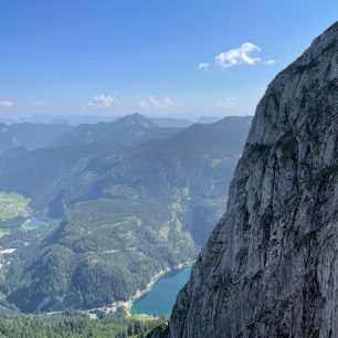 Výhledy na jezero Gosausee z feraty Intersport Donnerkogel Klettersteig, Solná komora, Salzkammergut, rakouské Alpy. Foto Jana Souralová