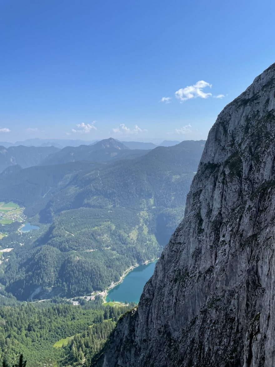 Výhledy na jezero Gosausee z feraty Intersport Donnerkogel Klettersteig, Solná komora, Salzkammergut, rakouské Alpy. Foto Jana Souralová