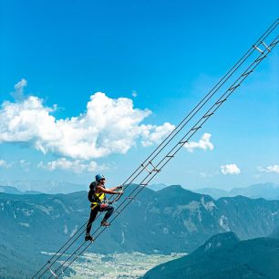 Vzdušný40 metrů dlouhý žebřík Riesenleiter - Via ferrata Intersport Donnerkogel Klettersteig, Solná komora, Salzkammergut, rakouské Alpy. Foto Jana Souralová