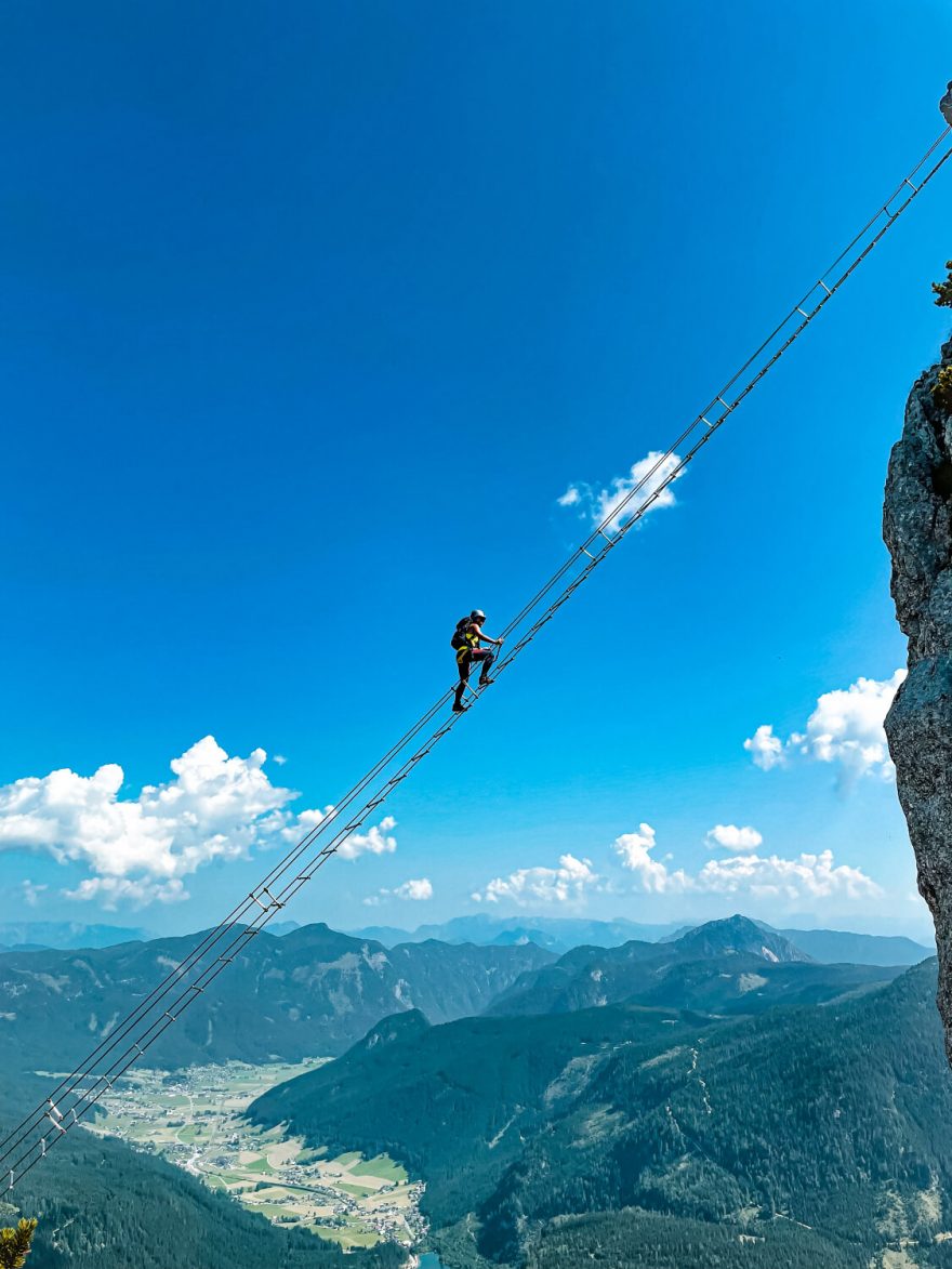 Vzdušný 40 metrů dlouhý žebřík Riesenleiter - Via ferrata Intersport Donnerkogel Klettersteig, Solná komora, Salzkammergut, rakouské Alpy. Foto Jana Souralová