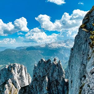 Rozeklané štíty Dachsteingebirge z feraty Intersport Donnerkogel Klettersteig, Gosausee, Solná komora, Salzkammergut, rakouské Alpy. Foto Jana Souralová