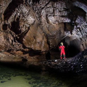 Amatérská jeskyně. Pro konkrétní (extrémní) podmínky typu speleologie nebo potápění je potřeba vybírat ze specializované nabídky, která je těmto aktivitám uzpůsobena. (Zdroj: Petr Jan Juračka)