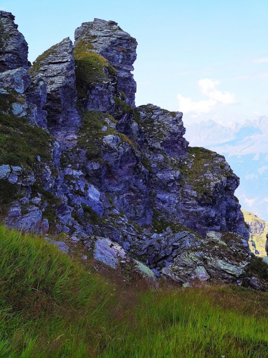 Skalní útvary po cestě dolů. Okruh kolem 5 jezer, Pizol, 5-Seen-Wanderung, švýcarské Alpy