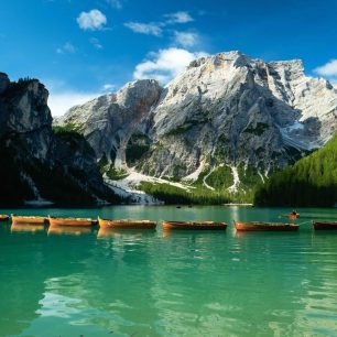 Malebné jezero Lago di Braies, Dolomity, italské Alpy. Foto Michaela Hrdá