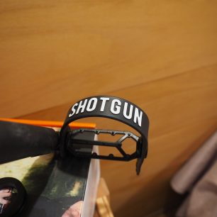 Gumový popru Shotgun Pro pro bezpečné umístění nohy dítěte.