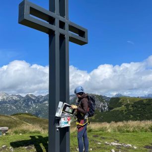 Kříž na vrcholu Loser nad jezerem Altauseer see, Totes Gebirge, rakouské Alpy