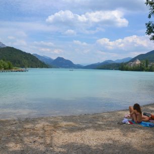 Okruh kolem Fuschlsee lemují divoké pláže, Solná komora, Salzkammergut, rakouské Alpy