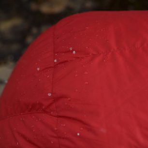 Detail chování kalandrovaného nylonu – rozpouštějící se sníh tvoří kapky a stéká