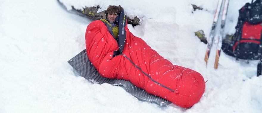 Zimní spacák není teplý. Spacák totiž nehřeje, ale izoluje. Jestliže promrzlí vlezeme do spacáku, tak se příliš nezahřejeme. V prokřehlých nohách je omezen krevní oběh a tělo tolik netopí.