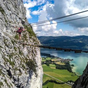 Přechod visutého mostu je adrenalinovou vsuvkou na feratě Drachenwand nad jezerem Mondsee, Solná komora, Rakousko, Alpy